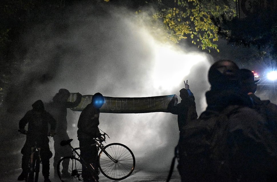 gegen_oben's tweet image. Bern: An der Velodemo für Rojava setzten die Bullen Wasserwerfer &amp;amp; Gummischrot ein. Scheinbar hat da jemand Angst vor Widerstand...
#riseup4rojava #RojavaResistance