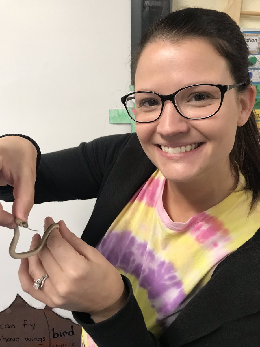 mrsstevietrent's tweet photo. Not your typical Tie Dye Tuesday, but still my favorite part of the day! Mrs.Strange was not as excited. 😂#snakeitoff #ilovecreatures https://t.co/eIctyhZKyQ
