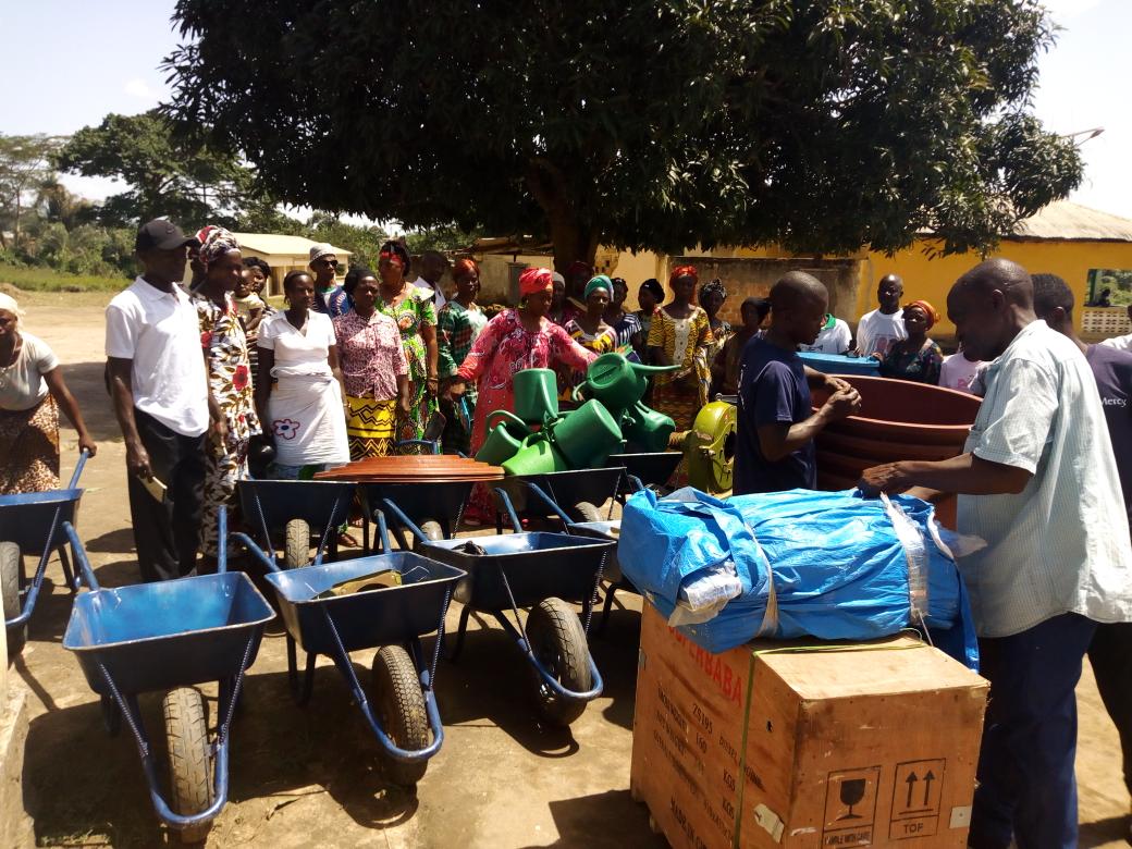 Saliou16camara's tweet photo. Cérémonie de #remise de qlq matériels et équipments aux grpements de #femmes et #jeunes du secteur informel grâce à la #CGLTE à travers le financement de la fondation pour la justice sociale #FJS. @mcoule @caravanecglte @GouvGN https://t.co/XEa6rRE0rR