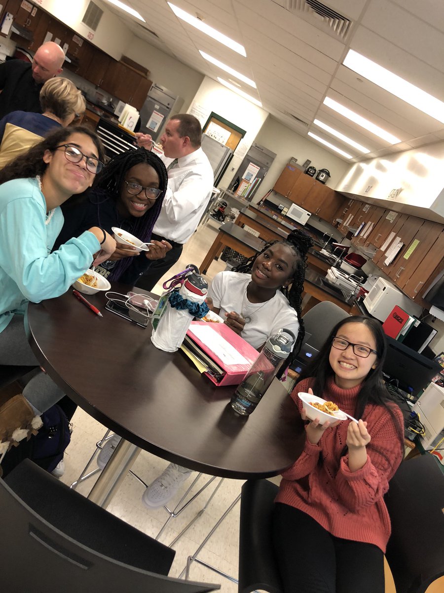 💚🥘💚🥘💚🥘💚🥘💚🥘
Chef Weitzel making paella for my Spa 3 Ss! Shrimp, chicken &amp; chorizo his culinary Ss made from scratch. Was AmAzInG! Even better the kids loved it! Last week gazpacho, this week paella...Next week 🤷🏻‍♀️ 
#thesekidsareamazing #WLrocks #lovewhatido #culture #food