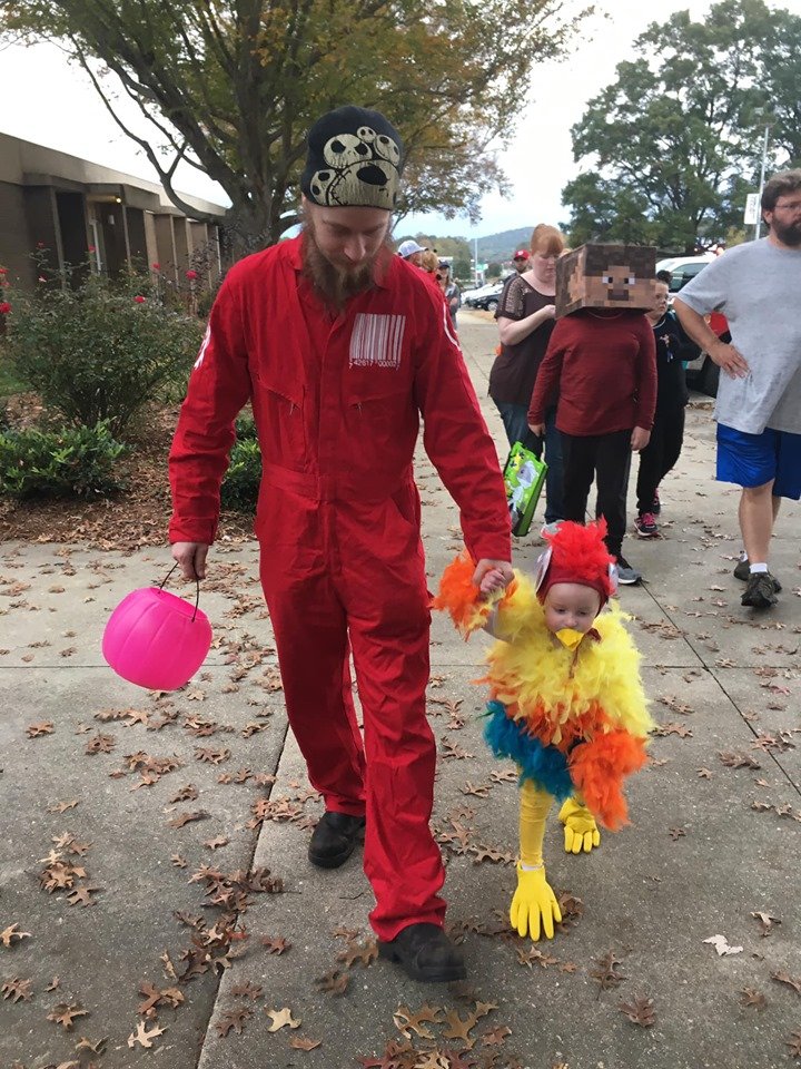 Alternativecuri's tweet photo. Kiddos homemade #HeiHei costume! With Dad as #Slipknot slipknot member! #moana  #Halloween #halloween2019 https://t.co/QYIthNGpsE