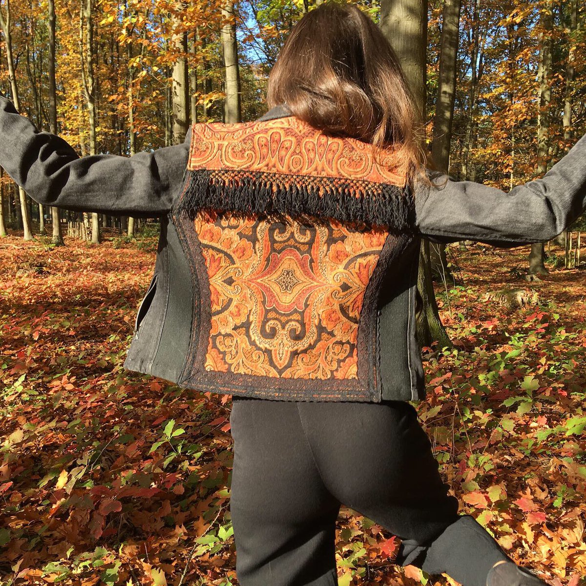 Lucid_one__'s tweet image. what do you think? a jacket with a story🤘🏽
•
&amp;amp; autumn vibes all over 🍂🍃🍁 i love these colouuuurs! •
i made this jacket for myself, it was gifted to me by my sweet friend Tinne &amp;amp; the textile is from my grandparents ❤️ 
•
#customized #customizedjacket #customizer