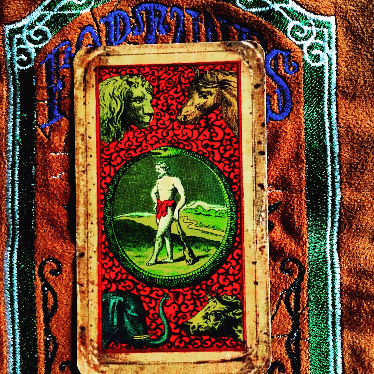 Tarotonics's tweet photo. Completion. Out with the old and in with the new. No need in looking back with a new path on the horizon.  It’s the experiences from the past and the knowledge, wisdom, and skills that they’ve brought you that will serve you well moving forward, not trying to hold on to moments. https://t.co/nRSDjHWXeU
