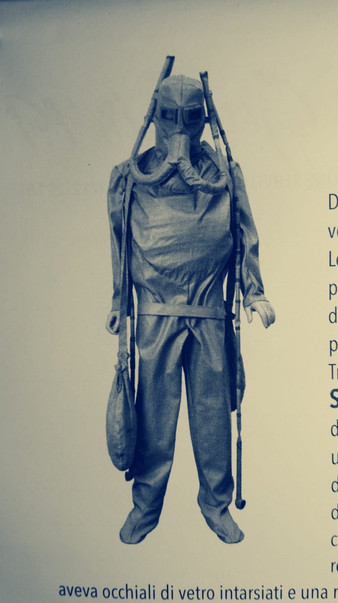 ucsld's tweet image. La nostra divisa di rito prima di aprire certi libri 
#spookyspecial
#halloween2019