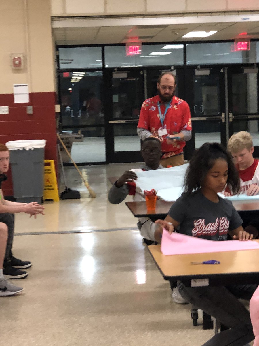 srakubeczka's tweet photo. Papel picado en la clase de español con Sr. Wincott! #StrackSpanish #Rise2excellence @GonzalezStrack @jason__ovalle @StrackKISD #kleinfamily https://t.co/eMaFCNiJWe