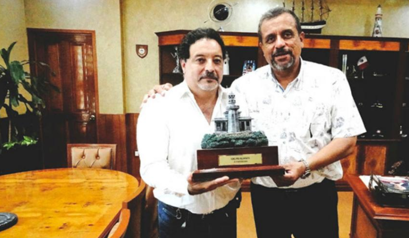 GrupoT21's tweet photo. ⚓️ @api_manzanillo reconoce trayectoria de Alianza Estratégica Portuaria https://t.co/Cmm2owhTPO

Por #RedacciónT21 #GrupoT21 #Marítimo #FelizMartes https://t.co/m2xjd1rUZx
