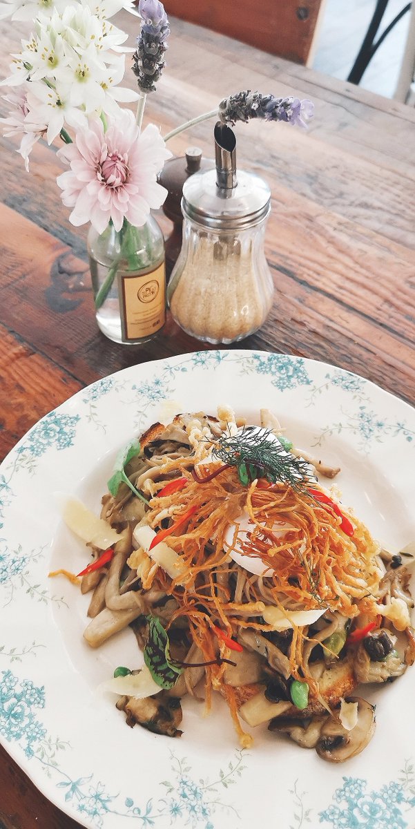 pigandpastry_p's tweet photo. A very popular VEGAN option on our menu here at The Pig &amp; Pastry Petersham is:

Falafel with Hommus, Frekkah Tabouli, Sumac Yoghurt and Flat Bread

#freshpastry #vegan #vegetarian #sydneylunch #sydneyeats #visitsydney #sydneycafes #sydneytourist #petershamcafe #petershampark https://t.co/cXy4u9ZQoT