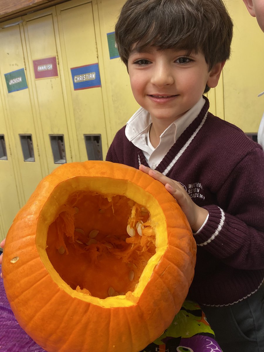 SetonMother's tweet photo. Pumpkin Investigation Day in KA! Describing, measuring, and making hypotheses! #KAcrew
#allaboutpumpkins
#nonstandardardmeasurement #scienceissuper 🔎#mathismarvelous 📊#technologyisterrific 💻
#itfloats 🎃 https://t.co/KR0Q2xnuCO