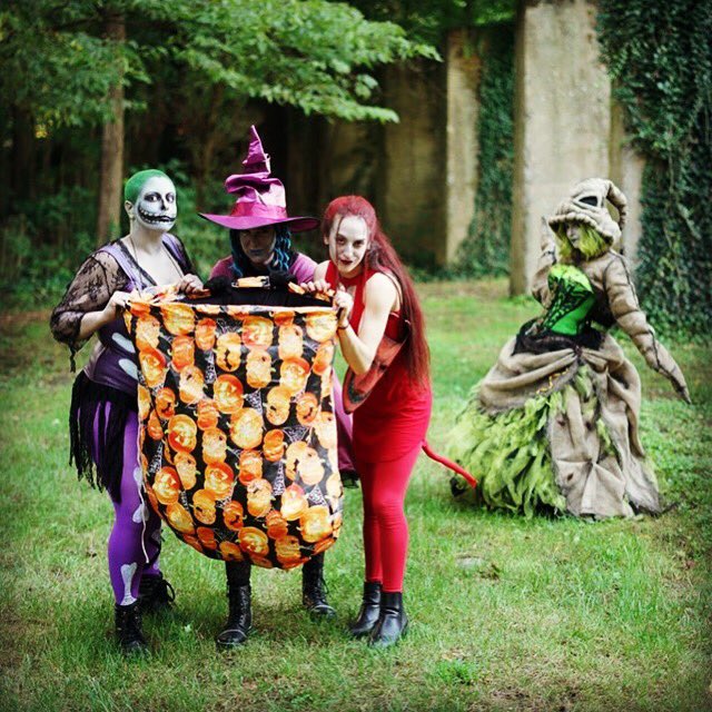 EekaCosplay's tweet photo. Kidnap Mr. Sandy Claws!
I wanna do it!
Let's draw straws.
Jack said, "We should work together."
Three of a kind,
birds of a feather
Now and forever!
Wheeee!!!       

Photo taken by Chad Harnish
#thenightmarebeforechristmas #thenightmarebeforechristmascosplay #oogieboogiecosplay https://t.co/lKk6tQx6e9