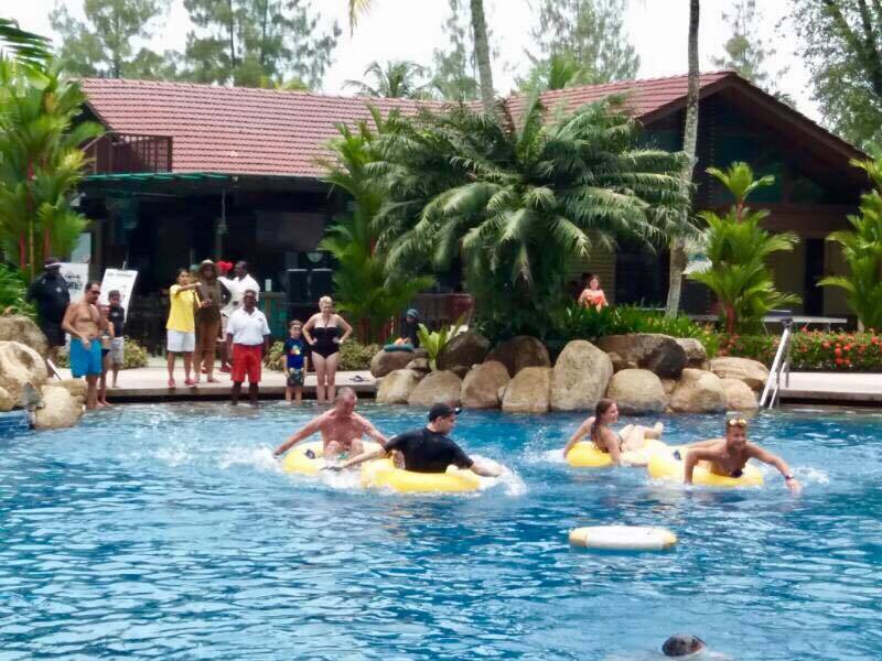 ShangriLaGSH's tweet image. Who will be the winner? #goldensandsresort #funinthepool 😍
