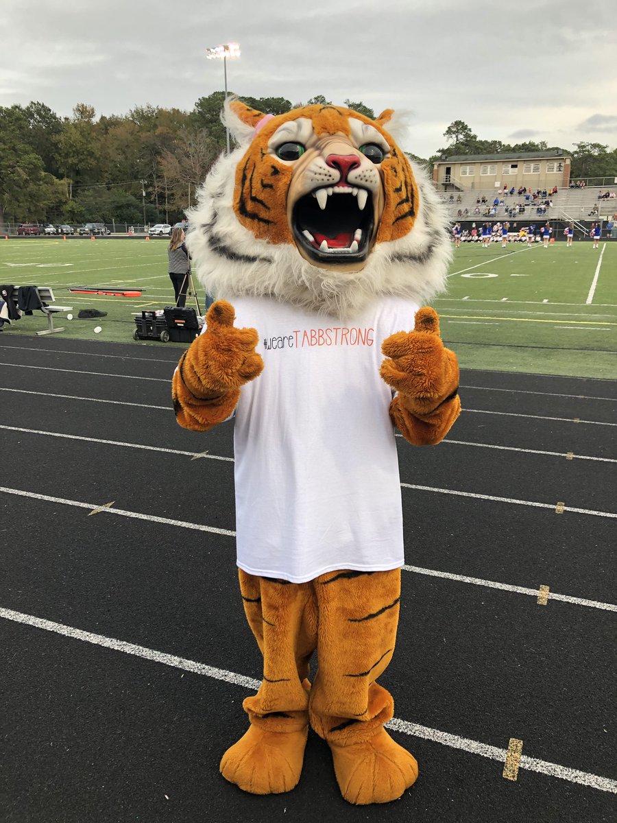 GeenaArevalo's tweet photo. The Yorktown community is rallying behind the families of three Tabb High School students who passed away in a tragic car accident over the weekend. People came together at Bailey Field this afternoon to send a message that they’re #TabbStrong. Story coming up on @WAVY_News. https://t.co/syIhGimcMu