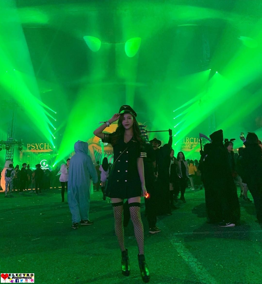DJElectroHouseL's tweet photo. Perderse en la locura de la noche @EscapeKR
2019๐คก โคโซ๐๐บ๐๐๐โ๐ฅ#escapesocal #escapehalloween #escapekorea #insomniac
#electro #electronicmusic #tomorrowland #rave #edmlove #edm #ibiza #party #MusicFestival #edclv2020 #EDMlife #dancing #Ultra2020 #ravegirls #edmgirls https://t.co/JpTmEDsxE8