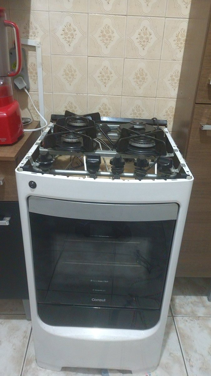 Fogão #Consul CFO4, mesa de vidro estourou sozinha . A Consul não tem autorizada que atenda minha região ontem não consegui abrir um chamado na central, abri hoje previsão de resposta de 3 dias úteis.  + Refrigerador da mesma marca não refrigerando. Não consigo um orçamento.