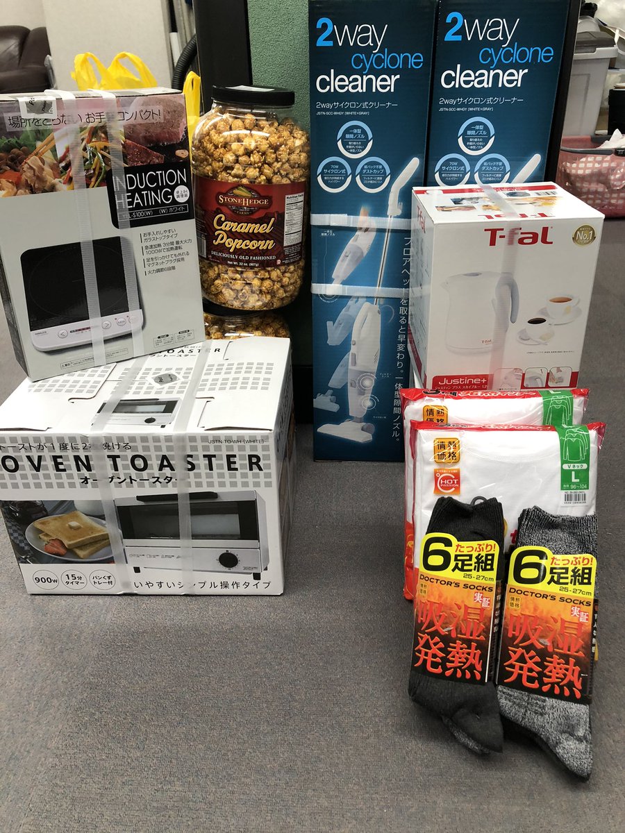 securityjpn's tweet photo. 恒例のセキュリティー「大ボーリング大会」の季節🎳
セキュリティーにはマイ���マイ👟を持��強者が沢山なのです‼️ 
賞品は1位以外はスコアが良かった方からくじ引き✨上手い人も下手な人も、どの賞品が当たるかはわかりません。
更に抽選でテレビ‼️ 毎年皆がまだかまだかと待つ一大イベントなのです✨ https://t.co/5dlpnwL52K