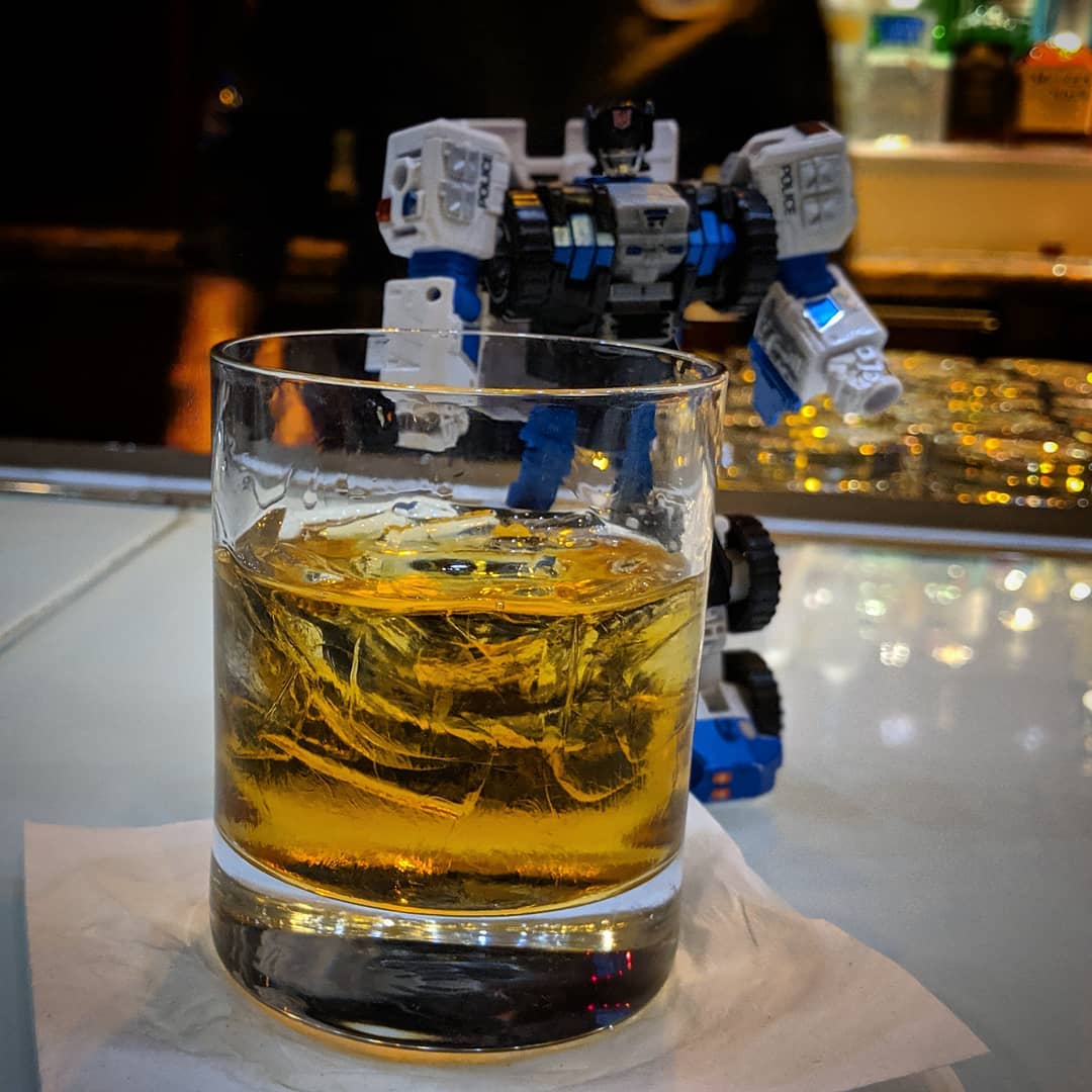jjdelc's tweet photo. Only at #TFcon you can drink your #whisky with your #transformers next to you at the hotel #bar. Heck! Even the whisky was paid by other transformers fellow fan for lots of us! Best times! #tfcon2019 #tfcondc #toys #autobot #hasbro #toy.. https://t.co/oNcExg7UM9 https://t.co/CbKvSEIrJw