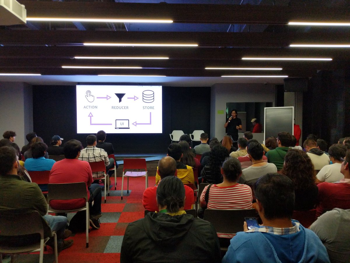 gdl_js's tweet photo. @noelrock333 en #GDLJS platicando su historia de amor y odio con #Redux https://t.co/HK69G1iyzf