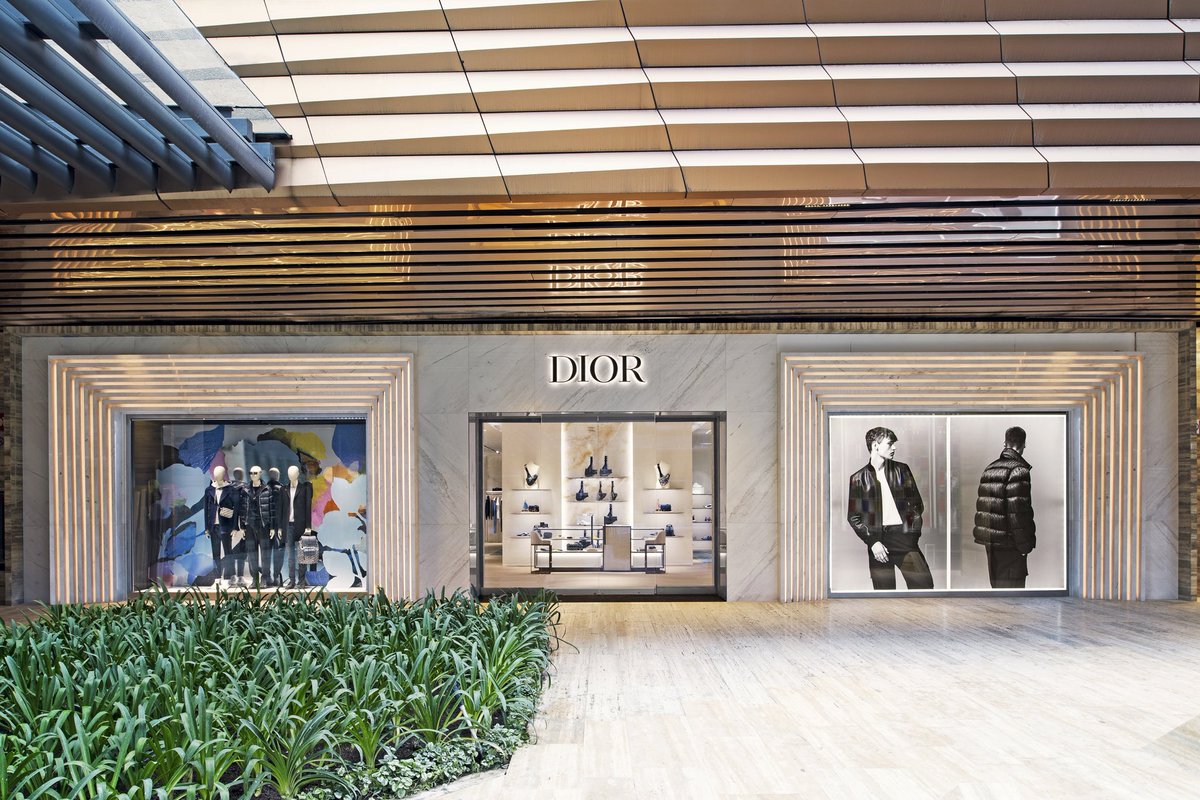 4ngelVazquez's tweet photo. La casa @Dior refierza su lazo con México y abre un nuevo capítulo en su historia con la inauguración de su 1ª boutique en la que introducirá las colecciones de hombre, ubicada en el corazón del centro comercial @ArtzPedregal #DiorMexico https://t.co/IJ9G1SbaP4