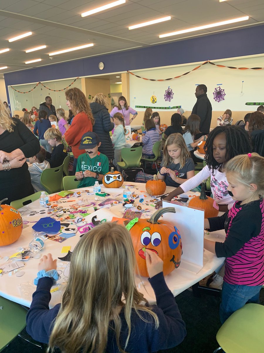 LauraMark_Blake's tweet photo. Annual lower school Pumpkin Party #pumpkinfaces #spookyandsilly ⁦@LifeatBlake⁩ ⁦@AdmissionsBlake⁩ https://t.co/U2xUAzDTFK