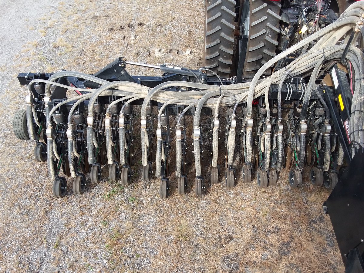 UndergroundAgri's tweet photo. Very interesting combination fertilizer and cover crop seeder DuoSeed from the Putnam County Ohio Soil and Water Conservation District. Fert-Seed-Seed-Fert-Seed-Seed... https://t.co/YRYcOZjzH9