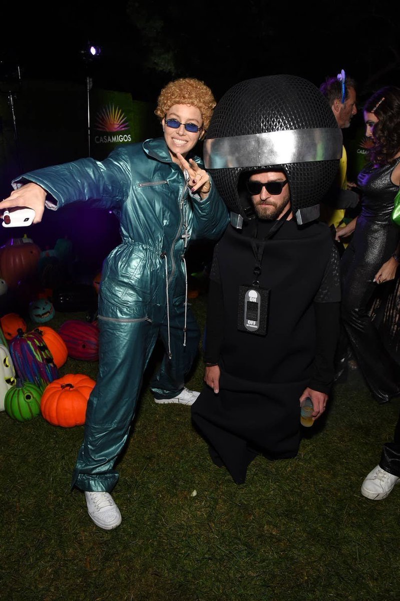 TimberBielPics's tweet photo. Justin Timberlake and Jessica Biel Couple Goals.#Halloween #NSYNC #TimberBiel https://t.co/86Gw0ABei9