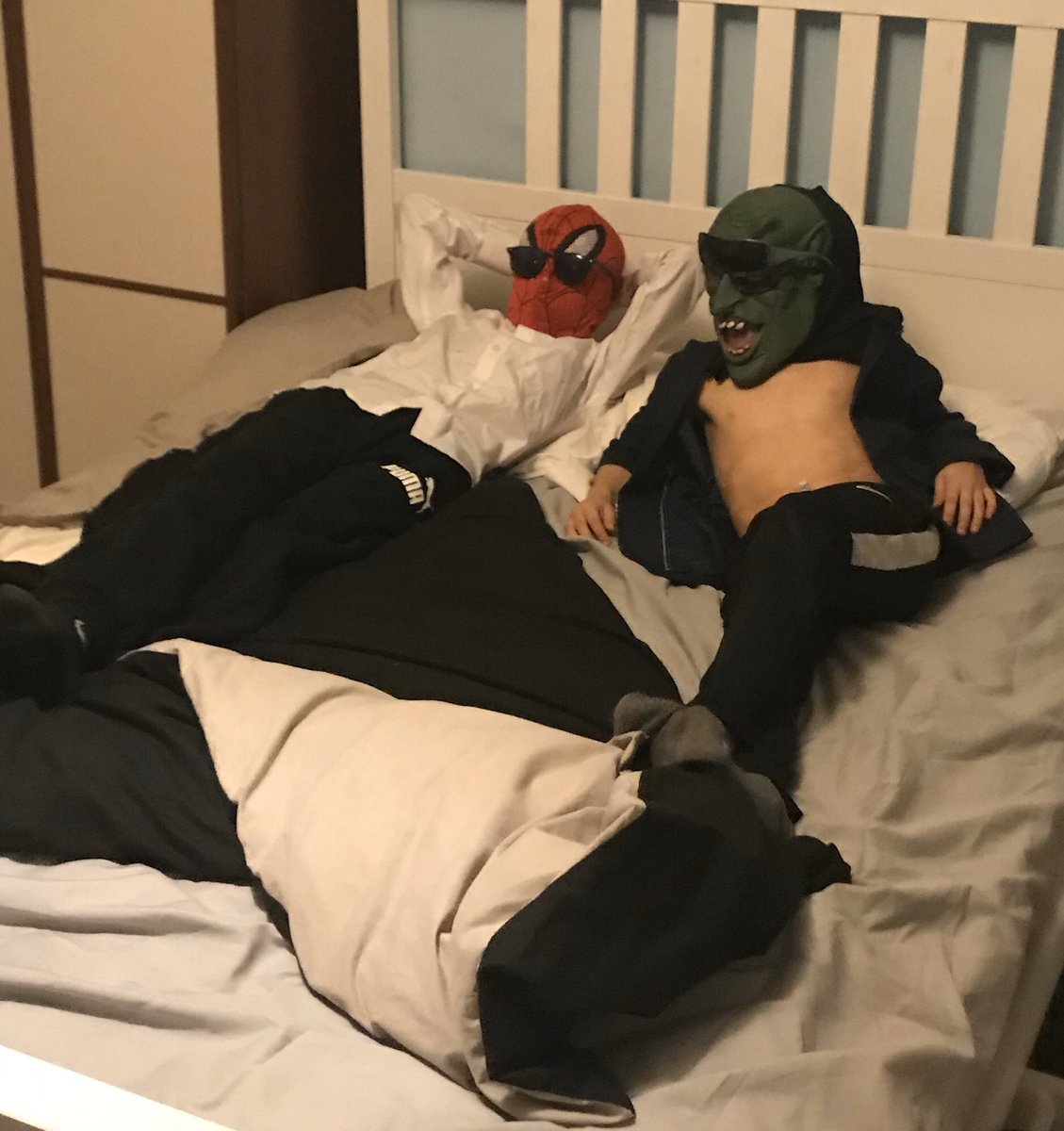 PoppyBrech's tweet photo. Spooktacular help from my sons getting our new mattress upstairs thanks to @mattressonline for the mattress :). #winningatsleep https://t.co/gYQHd8AAxN