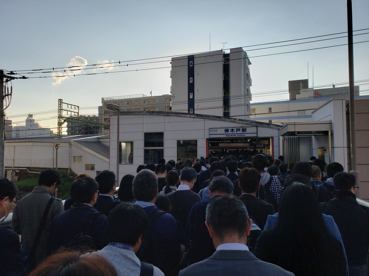 yasunofu3's tweet photo. 日暮里駅での人身事故により、京浜東北線から京急線への振り替えが地獄絵図 https://t.co/jLMxqpRiOD