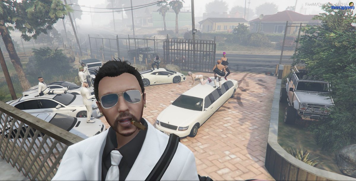 Thrille_net's tweet photo. A #MoneyMafia selfie on the #grovegram - it's all fun and games when Sue starts dancing on cars π
#GroveRP #FiveM https://t.co/b0F8fNQEus