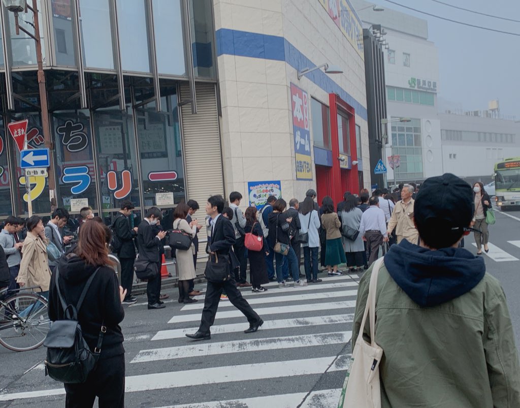 京浜東北線の日暮里駅の人身事故で混雑している現場の画像