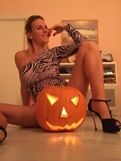 Non voglio farvi paura.....ma farvi godere.....vi aspetto tra dieci minuti in diretta su https://t.co/kM6mQkQ3CY<a href="/tag/liveshow"class="tags"><span>#liveshow</span></a><a href="/tag/halloween"class="tags"><span>#halloween</span></a><a href="/tag/zucca"class="tags"><span>#zucca</span></a>