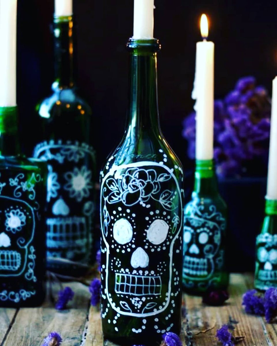 vino_amigos's tweet photo. Estamos a nada de Halloween y Día de Muertos ¿porqué no decorar esas botellas vacías de vino que tienes por ahí así? #decoravino #díademuertos #halloween #winecreativity #winedesign #vinosdemiedo https://t.co/ymeMBg2epv