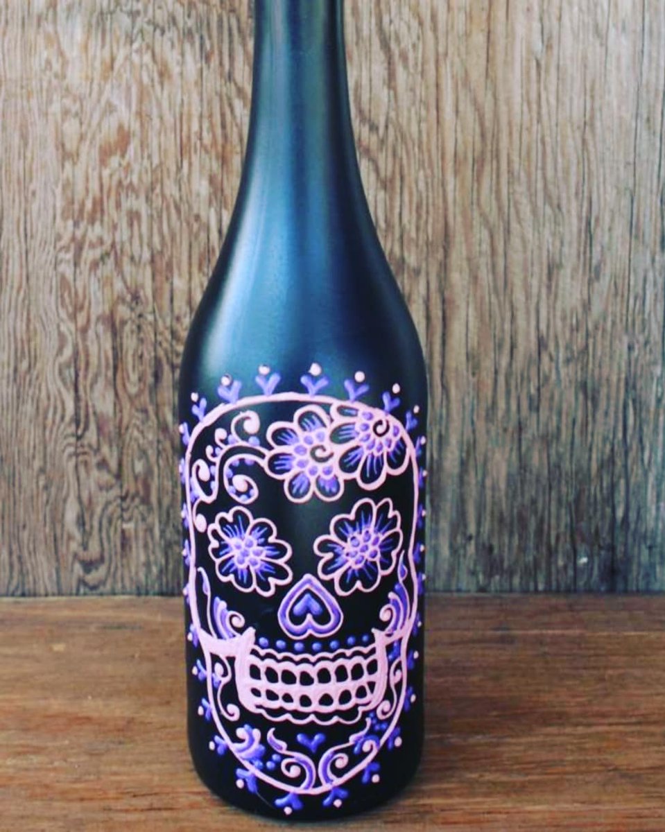 vino_amigos's tweet photo. Estamos a nada de Halloween y Día de Muertos ¿porqué no decorar esas botellas vacías de vino que tienes por ahí así? #decoravino #díademuertos #halloween #winecreativity #winedesign #vinosdemiedo https://t.co/ymeMBg2epv