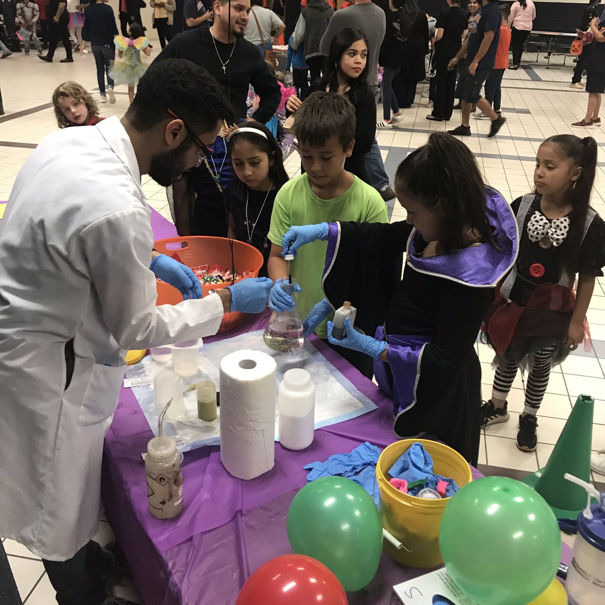 GloydJaelyn's tweet photo. It’s a Community affair! Thank you Flotek for your continuous support! 
#familyfunnight #fraziergators #Neversettle @CFISDScience @fraziergators https://t.co/5Vbn35ug8y