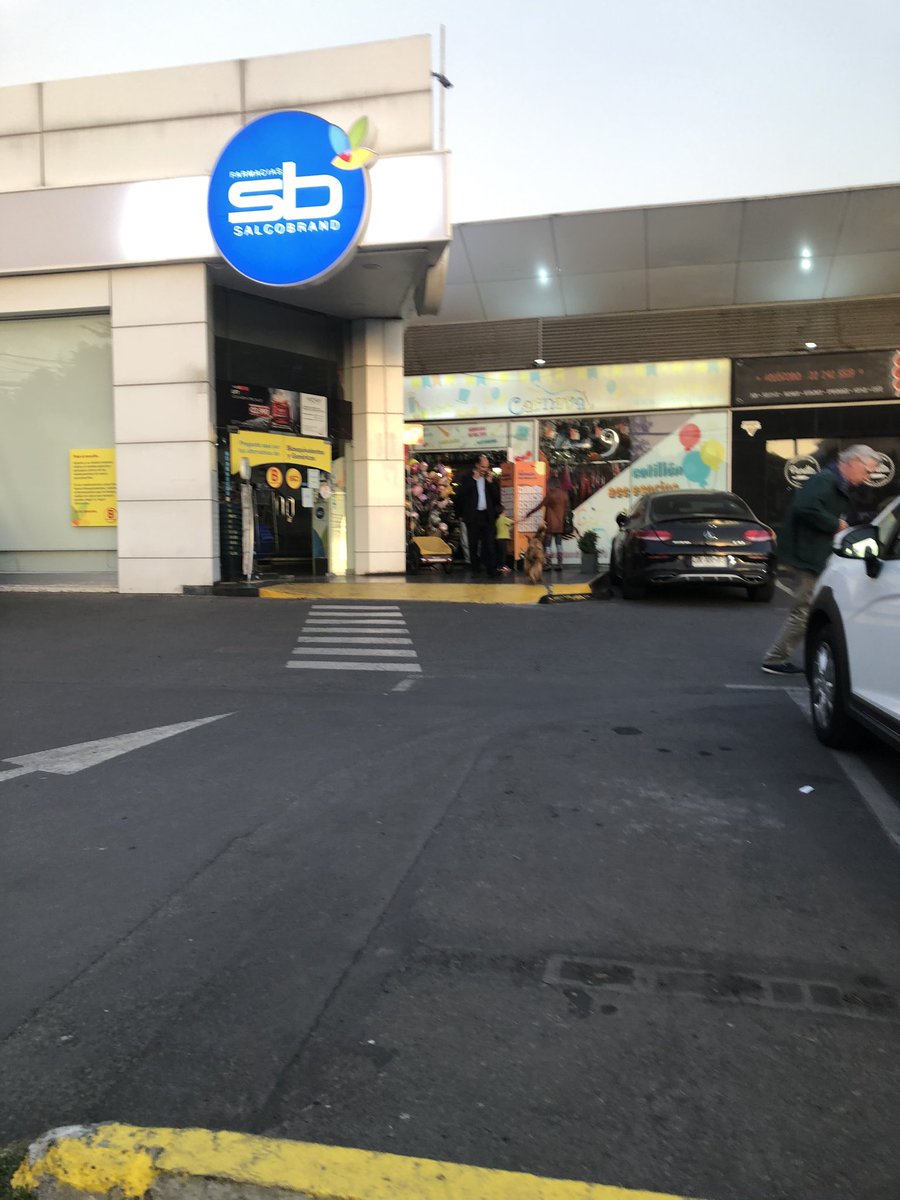 GermanViertel's tweet photo. #ULTIMAHORA Mientras tanto en La Dehesa el local de cotillon esta lleno 🤷🏻‍♂️ https://t.co/JbrlVbLRBI