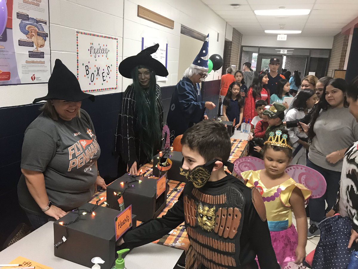 GloydJaelyn's tweet photo. Mystery Boxes!!! You’ve gotta see for yourself! 🎃
 @fraziergators #NeverSettle #familyfunnight https://t.co/JtisT1rcei