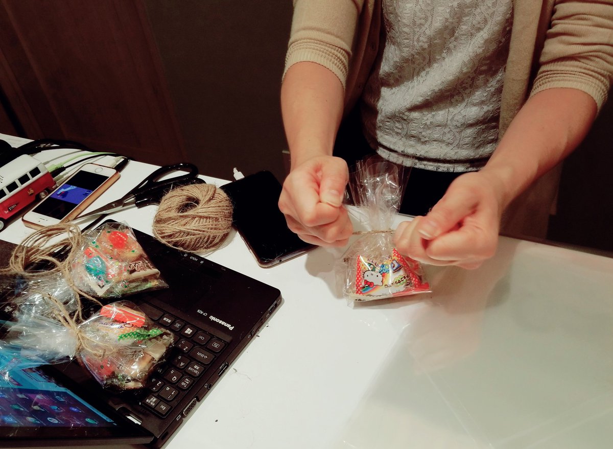ZaCcabagman's tweet photo. おはようございます‼️
品川ZaCcaおでかけ担当のスターダストです❤️

いよいよ明後日はHALLOWEENですね‼️
写真は、ハロウィン当日、品川ZaCcaにやってくる子供にあげるお菓子を包んでいる社長です❤️

品川ZaCca、本日も11時から元気に営業しまーす😃 https://t.co/CtOfKazcIe