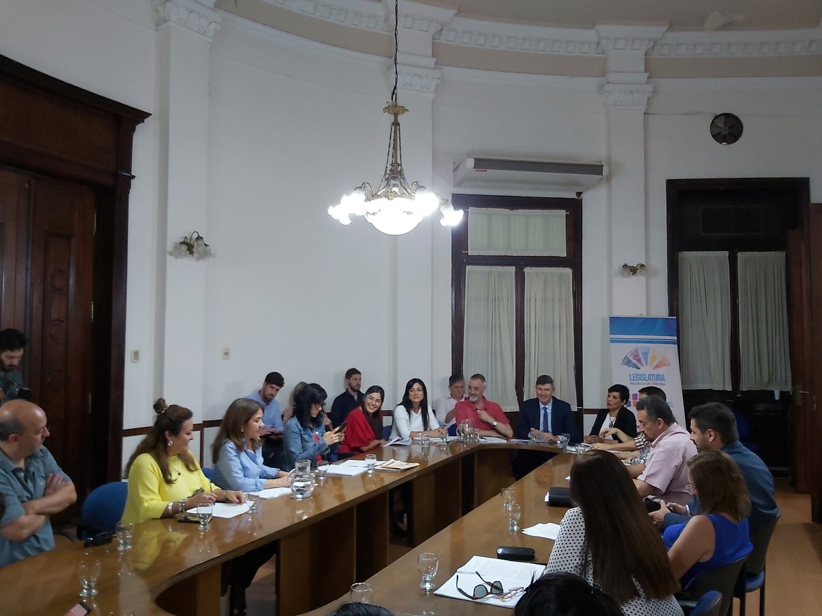 AdrianaOviedoOK's tweet photo. Nos reunimos en la comisión de salud para debatir el proyecto de Ley "Endometriosis". La iniciativa pretende declarar “crónica” la enfermedad que afecta a miles de mujeres y dar marco legal a estas dolencias que son de difícil diagnóstico.@LegislaturaCBA https://t.co/v3h6NSOYoh