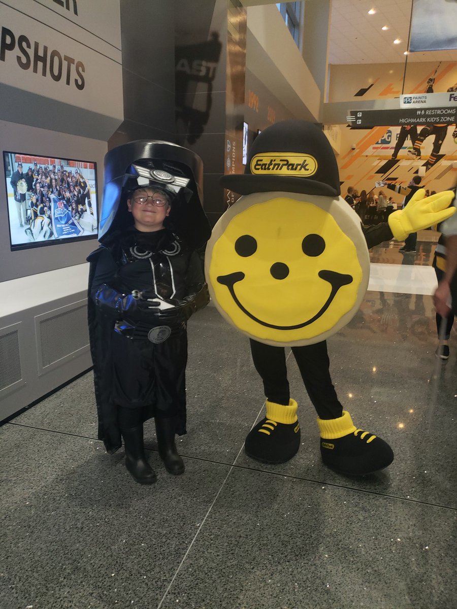 missyjoy67's tweet photo. @fsmikey @FSBigBob @961KISS #FSPensSection My nephew, Will
Section 209 #LetsGoPens #DarkHelmet https://t.co/C7FaEz6pp6