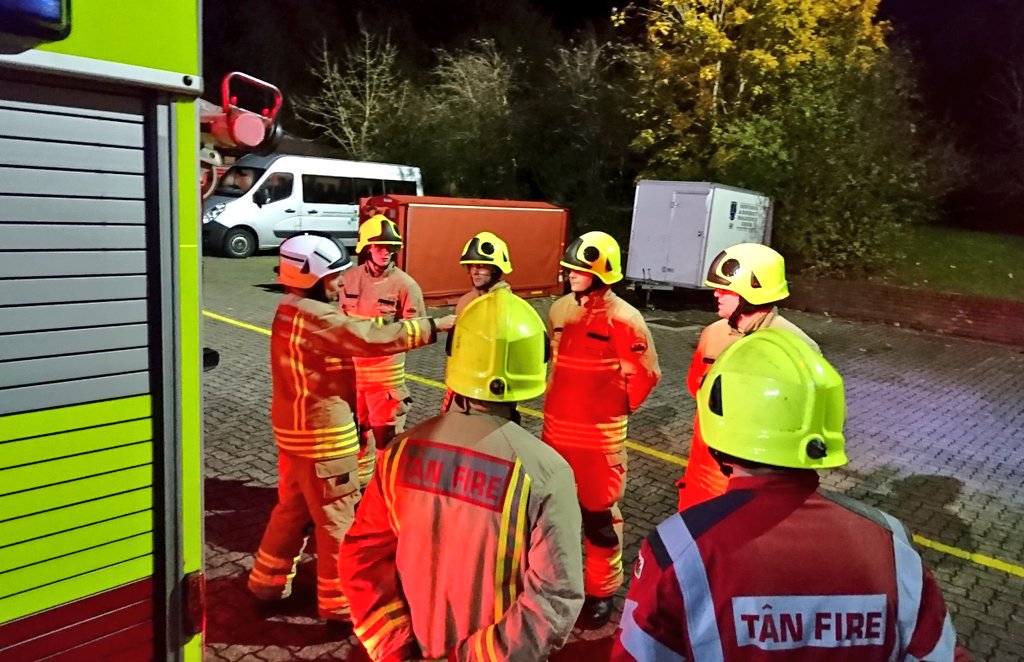 NewtownFireStn's tweet photo. Busy night on station! 3 prospective new recruits called in to see us, environmental protection unit familiarisation, &amp; plenty of hard work on the yard. Thanks SLO @DoddKerry for the input to development Firefighters &amp; those working towards Drill ground supervision. #teammaww https://t.co/qQNRLMLZGo