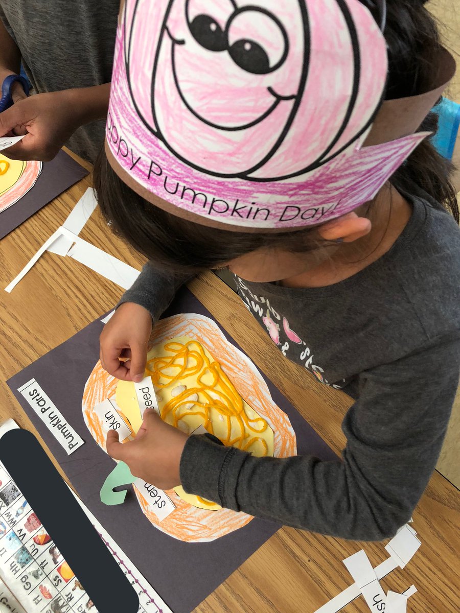 emily_m_smith_'s tweet image. After our field trip to the pumpkin patch, we celebrated pumpkin day! We used our senses to describe how a pumpkin feels on the inside and outside, then we labeled the parts of a pumpkin and created a pumpkin craft! #Kindergarten #handsonlearning #lses