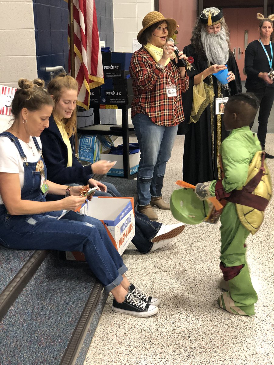LauraWhitworth1's tweet photo. Lots of fun reading tonight with our #Schultzfamily Now Go Astros! https://t.co/XAEKZitr1b