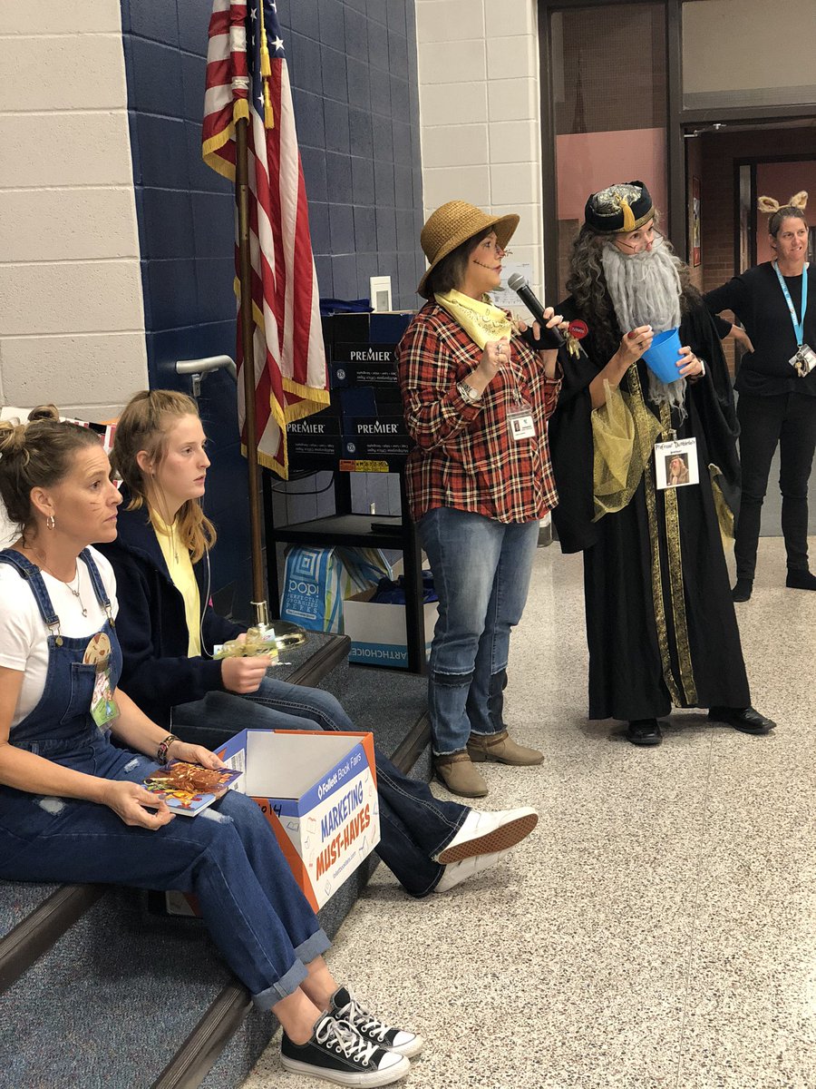 LauraWhitworth1's tweet photo. Lots of fun reading tonight with our #Schultzfamily Now Go Astros! https://t.co/XAEKZitr1b