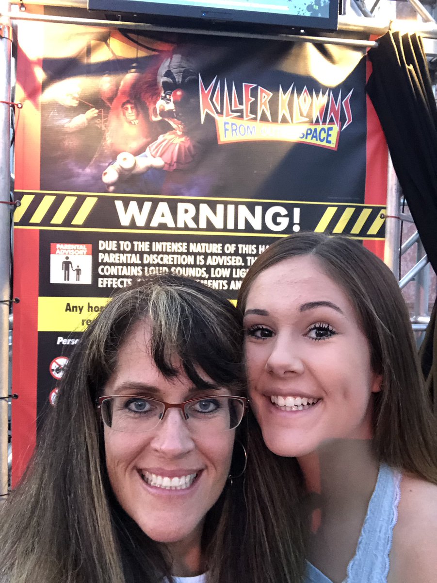 AllyTanner6's tweet photo. Stepped away from the Hard Rock to enjoy some Killer Klowns at HHN29! @spoktweets #spokconnect https://t.co/ZqC5FJkxL3