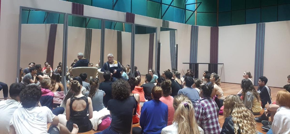 Hermoso encuentro .
Charla en la Academia de Teatro Musical.
<a href="/TV_Publica/">TVP</a>