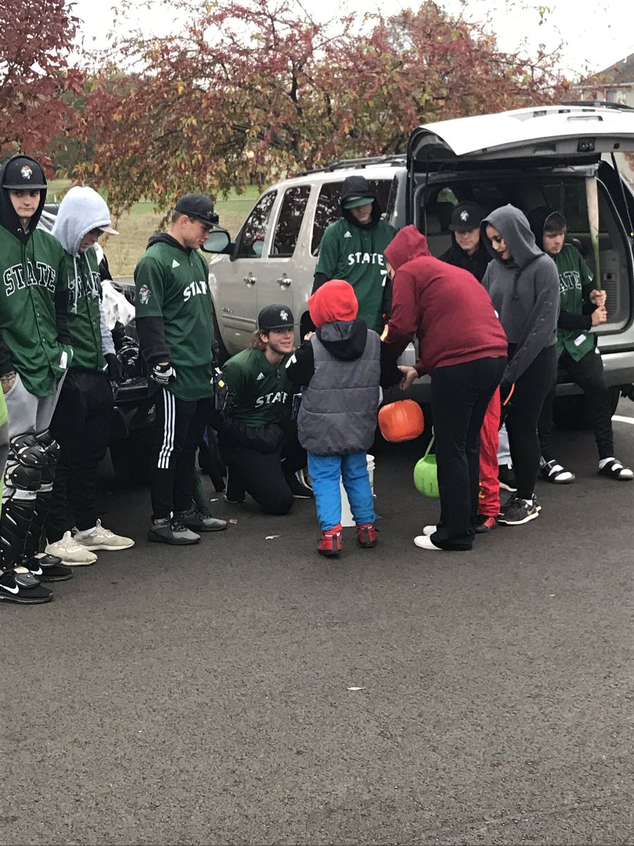 APFaunceLawFS's tweet photo. S.A.L.T. of the Firebirds at the 2019 Trunk-or-Treat hosted by the Free State IPS Class! 👻🎃 #Boooooooooo #ItsNotMeItsUs #FireUp https://t.co/lLGSkmba4N