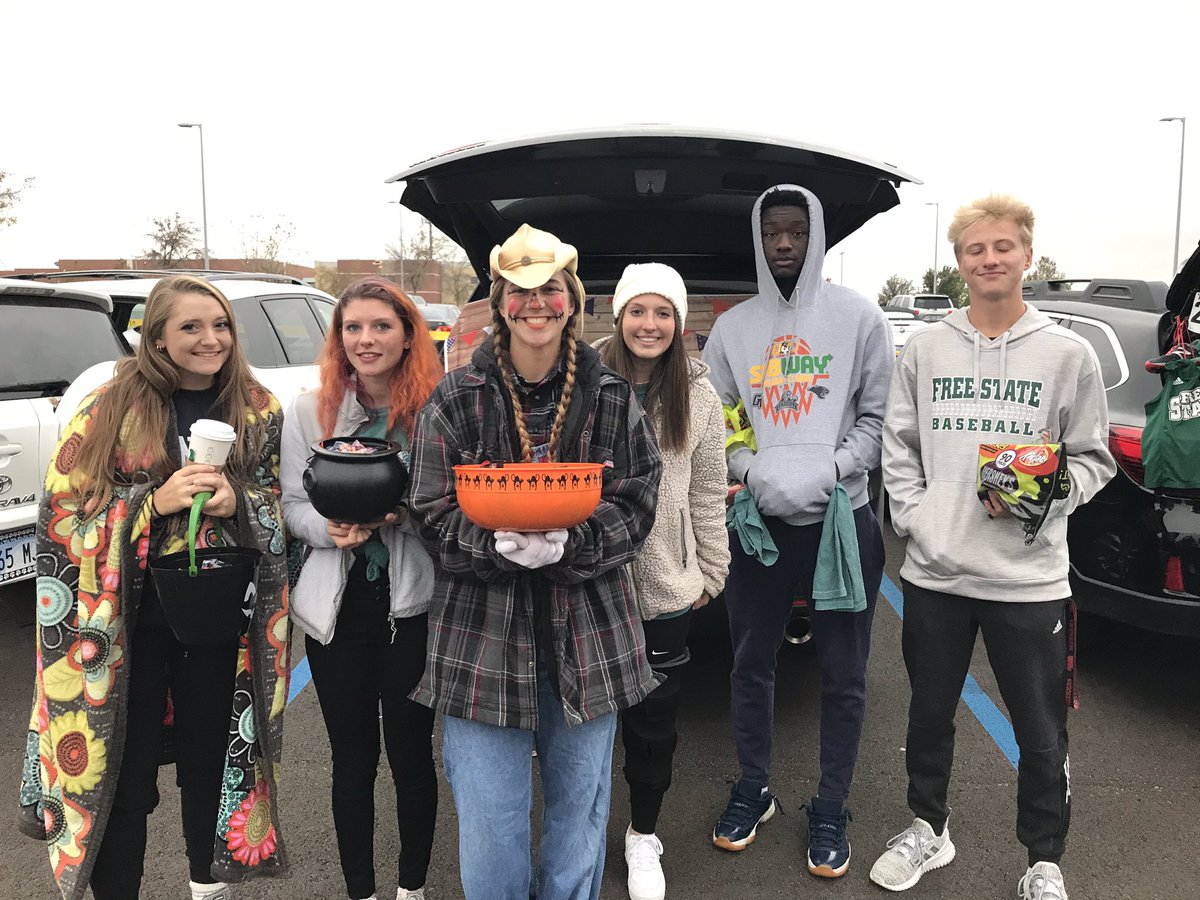 APFaunceLawFS's tweet photo. S.A.L.T. of the Firebirds at the 2019 Trunk-or-Treat hosted by the Free State IPS Class! 👻🎃 #Boooooooooo #ItsNotMeItsUs #FireUp https://t.co/lLGSkmba4N