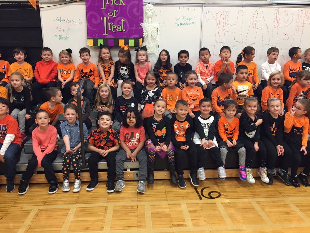 cn6rob's tweet photo. Happy Halloween from our kinder pumpkins! Great performance by these young performers!🎃@cn6rob @ForestLakeWsd https://t.co/r4JTe1lGfx