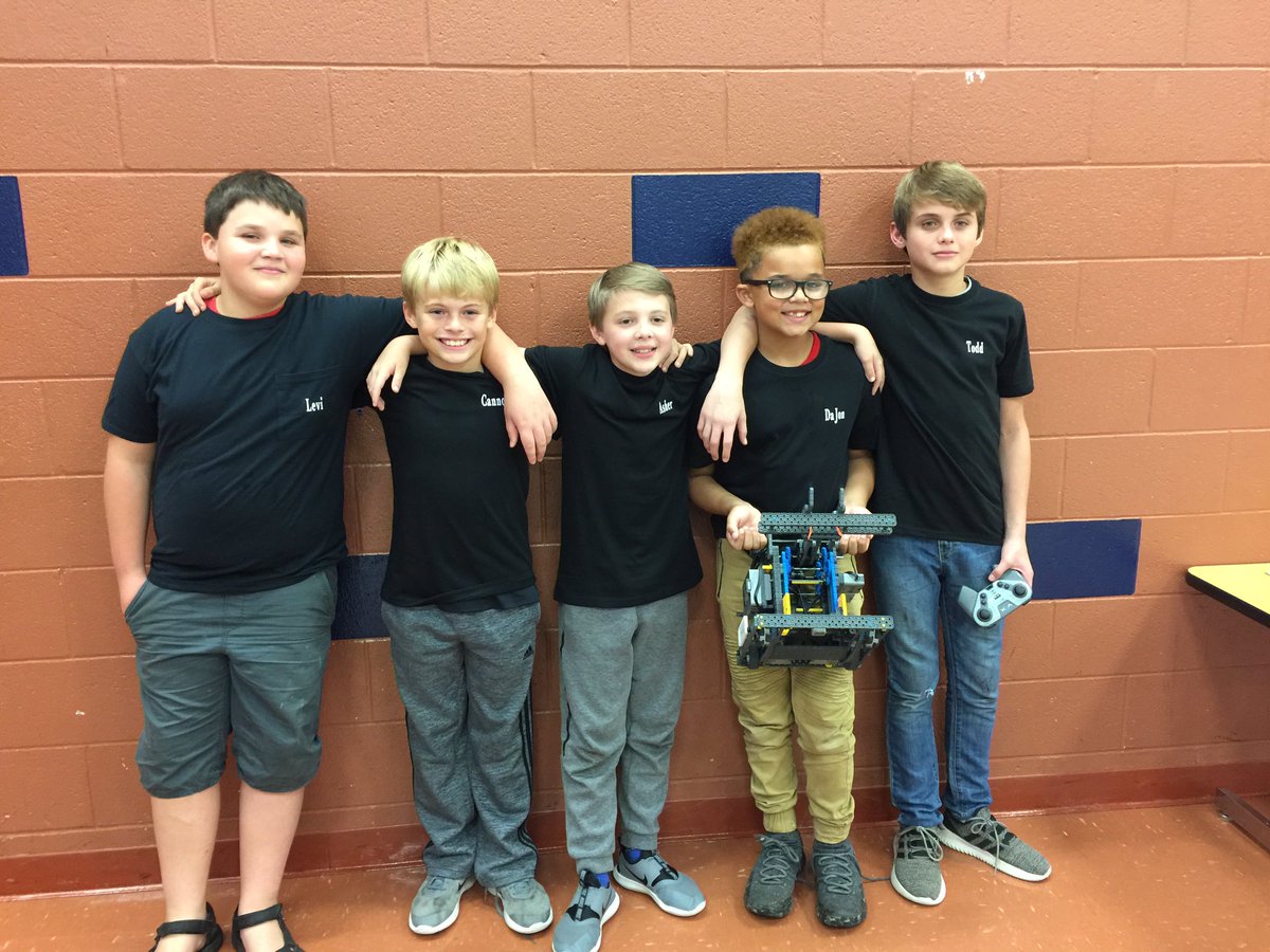 GilbertSTEMGES's tweet photo. #Gatorbytes are rocking their first tournament of the season! #VEX 🐊 https://t.co/p6vTvUN8Qs