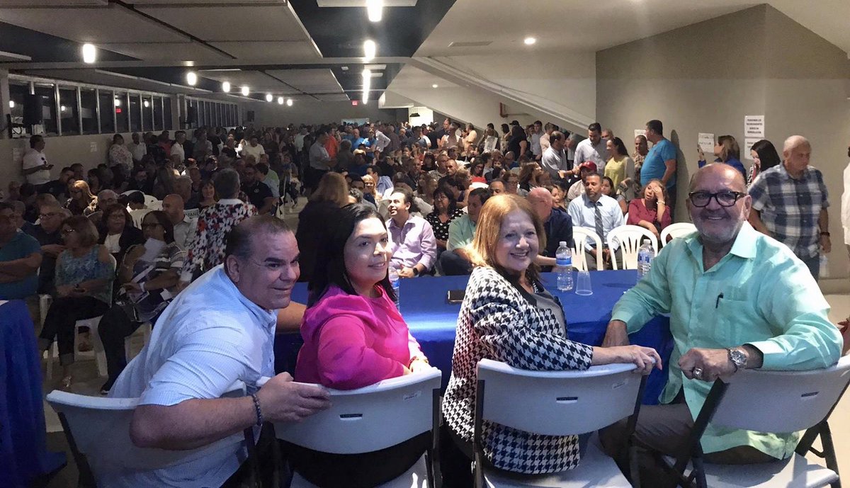 repjuniorperez's tweet photo. 🌴[REUNION] En reunión junto a nuestro Alcalde Ramon Luis Rivera, hijo y nuestra gente linda de Bayamón. #Trabajandoparati #Distrito7 #BayamonPresente #CapitaldelaPalma @mpadilla2020 @YashiraMLebron @del_melson https://t.co/bnxgaFX01t