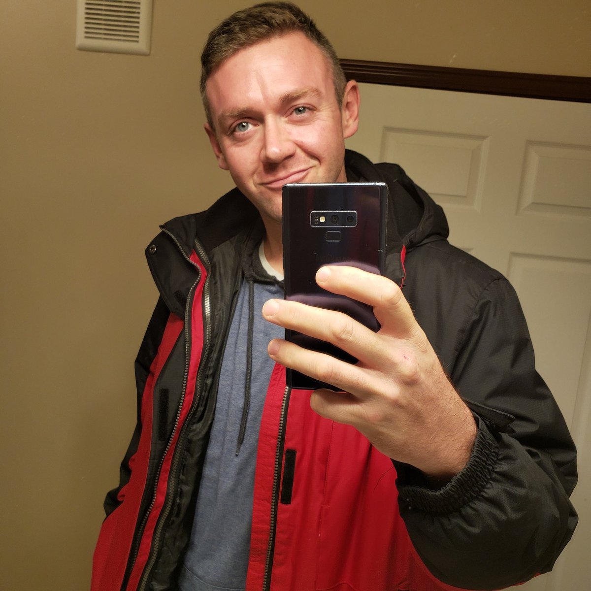 thecelrunner's tweet image. Let's get ready for winter! It's coming and we can either embrace it or be miserable until the daisies appear again. Let's collectively choose to celebrate the 4th season. Who's with me?