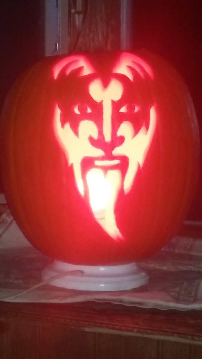 november012's tweet photo. This year's pumpkin in honour of @kiss  and the amazing #EndOfTheRoad tour!!👊 https://t.co/LV36cZSdLi